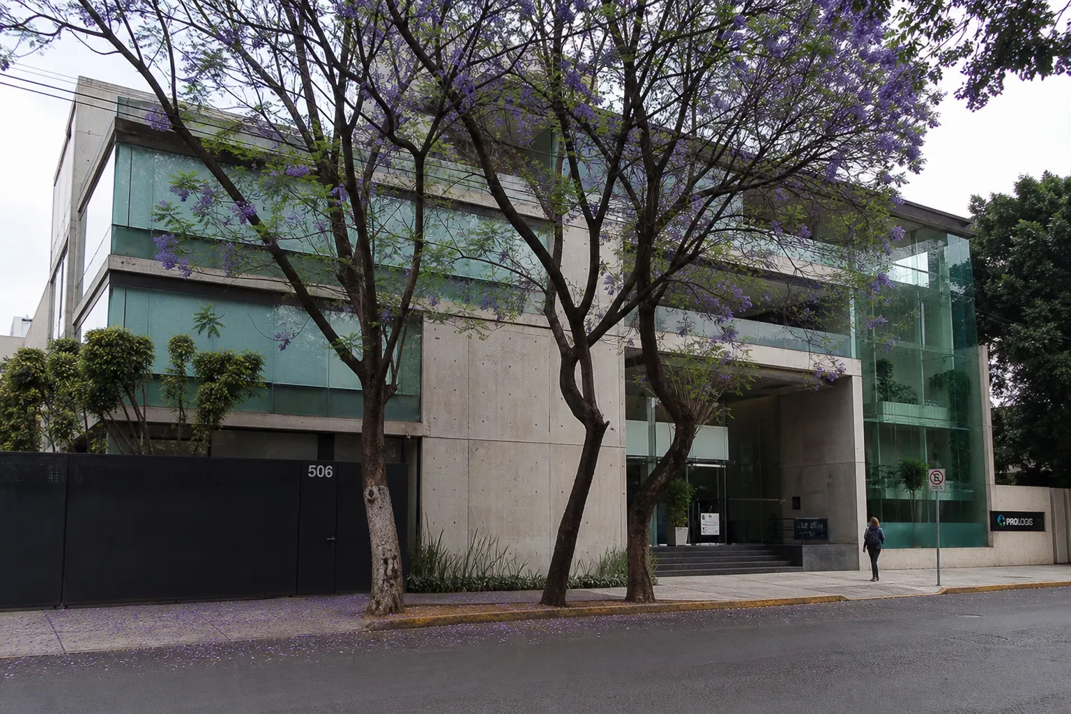 Edificio de oficinas corporativas moderno con fachada de concreto y cristal
